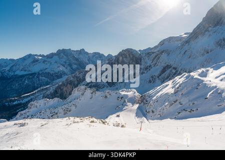 Skifahrer genießen einen sonnigen Wintertag auf Pisten in den Bayerischen Alpen Stockfoto