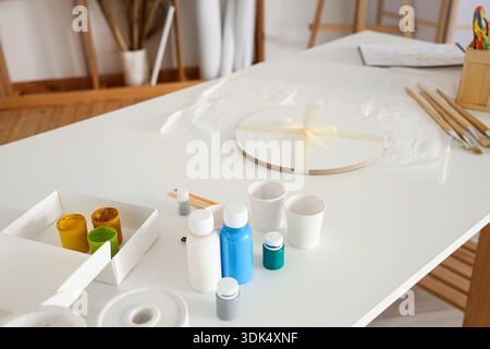 Leinwand für flüssige Kunstmalerei auf Tisch in Werkstatt, Großaufnahme Stockfoto