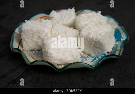 Typisch brasilianische Süßigkeit namens Maria-Mole, eine Art weicherer Marshmallow, auf schwarzem Hintergrund Stockfoto