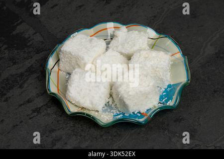 Typisch brasilianische Süßigkeit namens Maria-Mole, eine Art weicherer Marshmallow, auf schwarzem Hintergrund Stockfoto