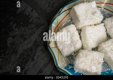 Typisch brasilianische Süßigkeit namens Maria-Mole, eine Art weicherer Marshmallow, auf schwarzem Hintergrund Stockfoto