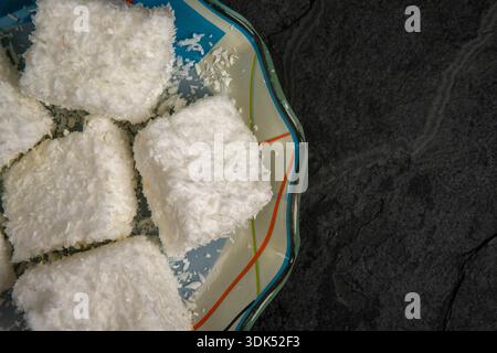 Typisch brasilianische Süßigkeit namens Maria-Mole, eine Art weicherer Marshmallow, auf schwarzem Hintergrund Stockfoto