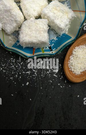 Typisch brasilianische Süßigkeit namens Maria-Mole, eine Art weicherer Marshmallow, auf schwarzem Hintergrund Stockfoto