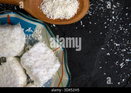 Typisch brasilianische Süßigkeit namens Maria-Mole, eine Art weicherer Marshmallow, auf schwarzem Hintergrund Stockfoto