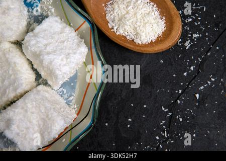 Typisch brasilianische Süßigkeit namens Maria-Mole, eine Art weicherer Marshmallow, auf schwarzem Hintergrund Stockfoto