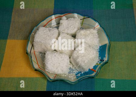 Typisch brasilianische Süßigkeit namens Maria-Mole, eine Art weicheres Marshmallow, auf einem karierten Tischtuch Hintergrund Stockfoto