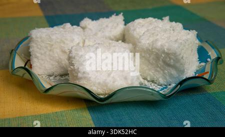 Typisch brasilianische Süßigkeit namens Maria-Mole, eine Art weicheres Marshmallow, auf einem karierten Tischtuch Hintergrund Stockfoto
