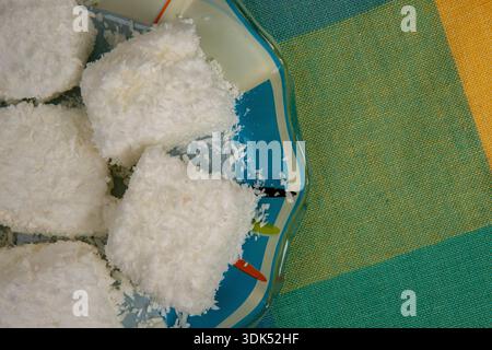 Typisch brasilianische Süßigkeit namens Maria-Mole, eine Art weicheres Marshmallow, auf einem karierten Tischtuch Hintergrund Stockfoto