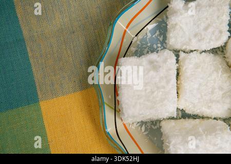 Typisch brasilianische Süßigkeit namens Maria-Mole, eine Art weicheres Marshmallow, auf einem karierten Tischtuch Hintergrund Stockfoto