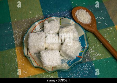 Typisch brasilianische Süßigkeit namens Maria-Mole, eine Art weicheres Marshmallow, auf einem karierten Tischtuch Hintergrund Stockfoto