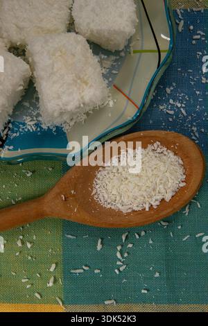 Typisch brasilianische Süßigkeit namens Maria-Mole, eine Art weicheres Marshmallow, auf einem karierten Tischtuch Hintergrund Stockfoto
