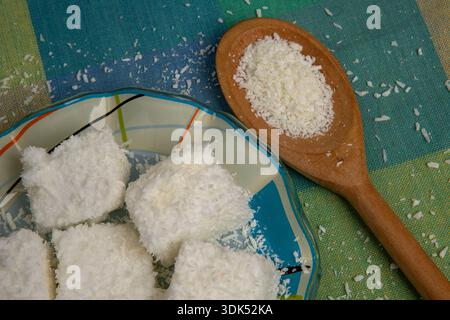 Typisch brasilianische Süßigkeit namens Maria-Mole, eine Art weicheres Marshmallow, auf einem karierten Tischtuch Hintergrund Stockfoto