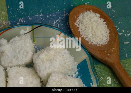 Typisch brasilianische Süßigkeit namens Maria-Mole, eine Art weicheres Marshmallow, auf einem karierten Tischtuch Hintergrund Stockfoto