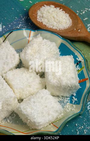 Typisch brasilianische Süßigkeit namens Maria-Mole, eine Art weicheres Marshmallow, auf einem karierten Tischtuch Hintergrund Stockfoto
