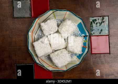 Typisch brasilianische Süßigkeit namens Maria-Mole, eine Art weicheres Marshmallow, auf hölzernem Hintergrund Stockfoto