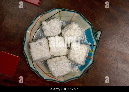 Typisch brasilianische Süßigkeit namens Maria-Mole, eine Art weicheres Marshmallow, auf hölzernem Hintergrund Stockfoto