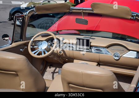 21. September 2025 – East Gwillimbury, Ontario, Kanada: Innenansicht eines klassischen roten Chevrolet Bel Air Cabriolets mit modernem Panasonic Vide Stockfoto