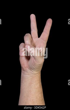 Die Hand des Mannes zeigt das Friedens- oder Siegeszeichen Stockfoto