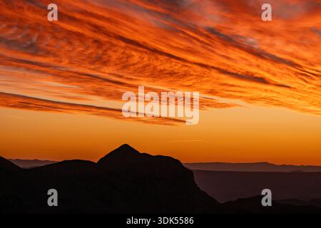 Tiefes Orange Des Sonnenuntergangs Über Dem Big Bend National Park Stockfoto