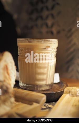 Spät eisig auf Holztisch im Café Stockfoto