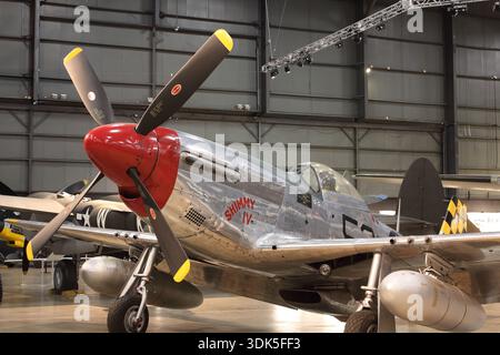 Nordamerikanisches P-51D Mustang-Kampfflugzeug aus dem Zweiten Weltkrieg mit „Shimmy IV“-Nasenkunst im National Museum der U.S. Air Force Stockfoto