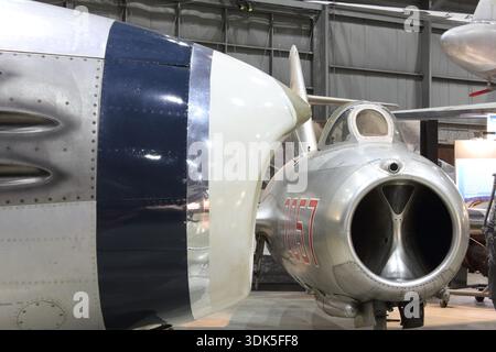 Nordamerikanische F-86 Sabre und sowjetische MiG-15 Kampfflugzeuge werden im National Museum der U.S. Air Force in Ohio ausgestellt Stockfoto