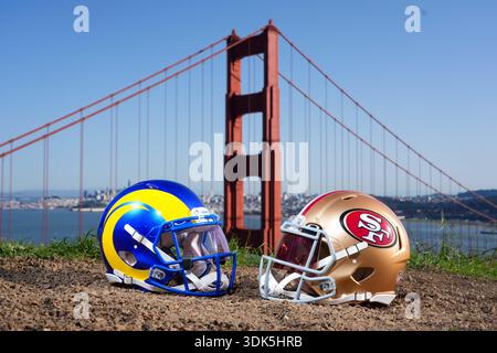 Detaillierte Ansicht der Helme der Los Angeles Rams und San Francisco 49ers an der Golden Gate Bridge am 29. Januar 2026 in San Francisco, CA. (Dylan Stewart / Bild von Sport) Stockfoto