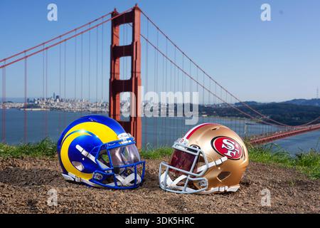 Detaillierte Ansicht der Helme der Los Angeles Rams und San Francisco 49ers an der Golden Gate Bridge am 29. Januar 2026 in San Francisco, CA. (Dylan Stewart / Bild von Sport) Stockfoto