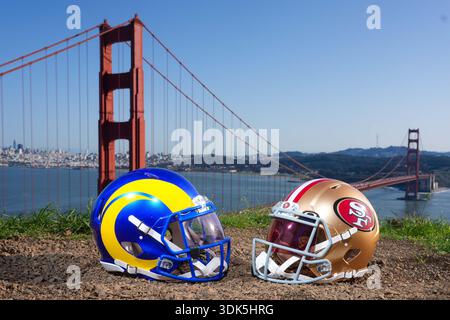 Detaillierte Ansicht der Helme der Los Angeles Rams und San Francisco 49ers an der Golden Gate Bridge am 29. Januar 2026 in San Francisco, CA. (Dylan Stewart / Bild von Sport) Stockfoto