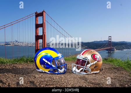 Detaillierte Ansicht der Helme der Los Angeles Rams und San Francisco 49ers an der Golden Gate Bridge am 29. Januar 2026 in San Francisco, CA. (Dylan Stewart / Bild von Sport) Stockfoto