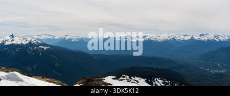 Whistler, BC Canada – 21. Juni 2024: Erhöhtes Frühlingspanorama mit den Bergen von British Columbia bei Whistler. Stockfoto