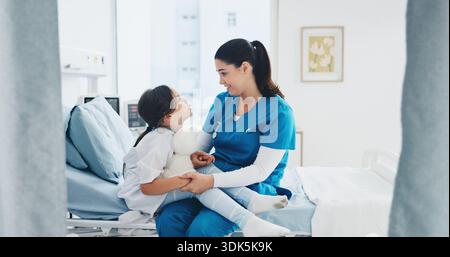 Frau, Kind und Krankenschwester mit Patienten zur Gesundheitsprüfung, Untersuchung oder Beratung in der Klinik. Frau, Arzt und Kinderarzt mit Mädchen, Teddybär Stockfoto