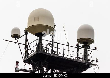 Kommunikationsturm mit Dome-Antennen und Radargeräten auf einer hohen Plattform Stockfoto
