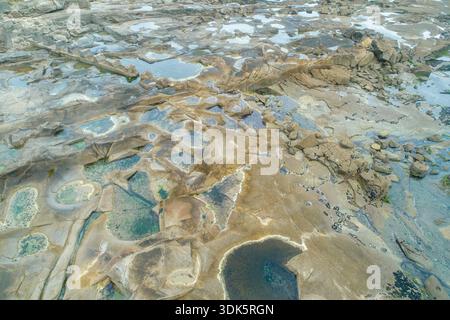 Blick von oben auf einen felsigen Strand mit natürlichen Pools bei Ebbe in Galicien Spanien Stockfoto