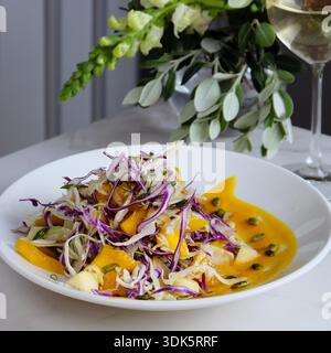 Frisches knuspriges Gemüse und Obst, serviert mit Zitrusdressing Stockfoto