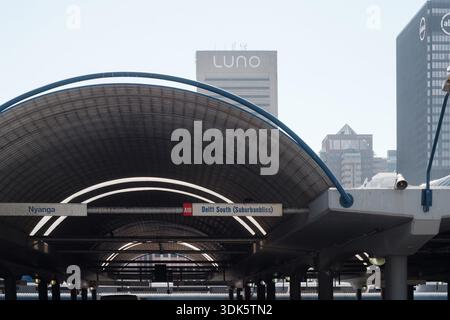 Februar 2025: Taxistand oder Terminal im CBD-Viertel von Kapstadt mit Hochhäusern im Hintergrund. Stockfoto