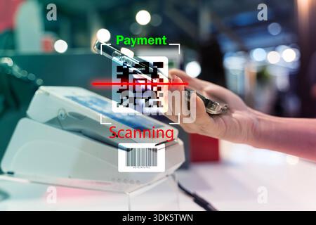 Der Kunde scannt QR-Code für bargeldlose Zahlungen am POS-Terminal mit dem Smartphone. Kontaktloses Transaktionskonzept für Einzelhandelskasse, Fintech, Digital Stockfoto