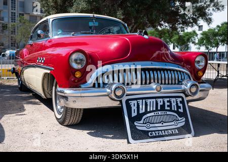 Vorderansicht eines klassischen Buick Super Eight aus dem Jahr 1949-1953 mit seinem glänzenden zweifarbigen rot-weißen Gehäuse, einem auffälligen Chromgrill und einem „Bumpers Car Clu“ Stockfoto