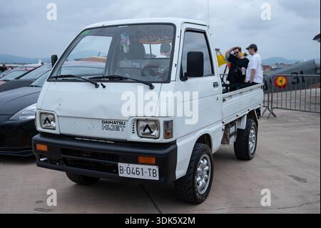 Eine Vorderansicht eines weißen Daihatsu Hijet Kei Trucks. Dieser einzigartige japanische Pickup wurde mit kundenspezifischen Rädern und Details im JDM-Stil modifiziert, die an einem Auto präsentiert werden Stockfoto