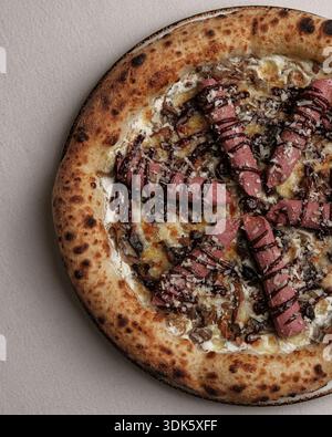 Scharfe Fleischpizza. Spätabendliche Pizzeria mit scharfer Wurstpizza Stockfoto