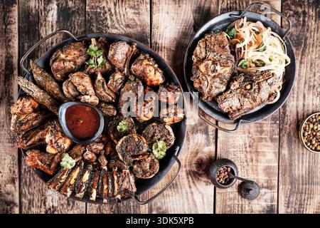 Sammelplatte mit gemischten Grillstücken und geschmackvollen Dips Stockfoto