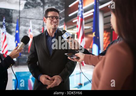 Junger Latino-Politiker, Der Während Der Pressekonferenz Nach Dem Interview Ins Mikrofon Spricht Stockfoto