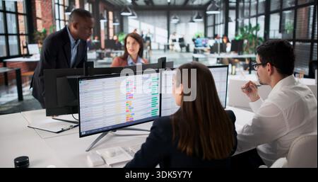 Vielbeschäftigter Afroamerikanischer Datenanalyst, Der Mit Dem Diversity Business Team Zusammenarbeitet. Stockfoto