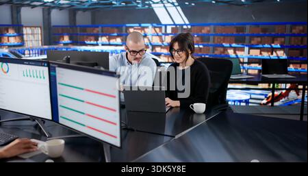 Effiziente Verwaltung Von Lagerbeständen In Einem Modernen Logistikzentrum Stockfoto