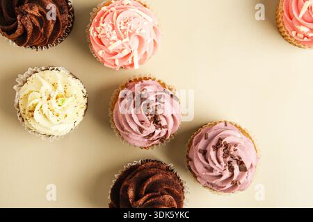 Lebendige Auswahl an dekorierten Cupcakes mit entzückenden Texturen Stockfoto