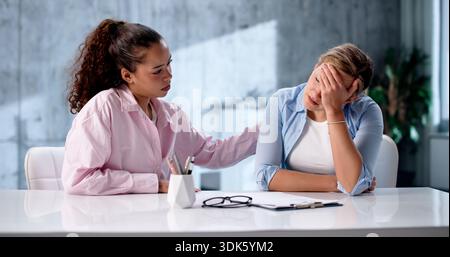 Das Office Team Unterstützt Traurige Geschäftsfrauen, Die Unter Arbeitsstress Und Druck Stehen. Stockfoto