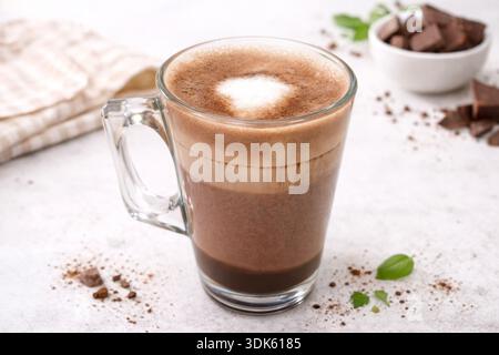 Heiße Schokolade in einem Glasbecher Stockfoto
