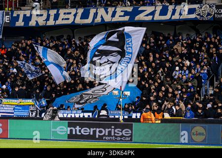 Genk, Belgien. Januar 2026. GENK, BELGIEN - 29. JANUAR: Fans von KRC Genk (Tribune Zuid) vor dem Spiel der UEFA Europa League 2025/26 League Phase MD8 zwischen KRC Genk und Malmö FF in der Cegeka Arena am 29. Januar 2026 in Genk, Belgien. (Foto von Gabriel Calvino Alonso/BSR Agency) Credit: BSR Agency/Alamy Live News Stockfoto
