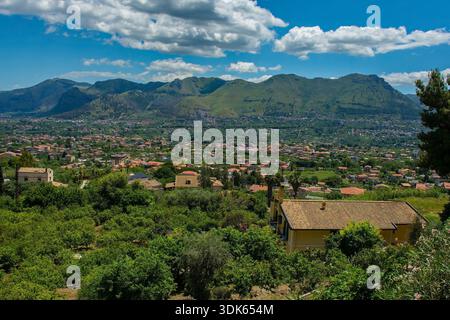 Ein Panoramablick aus der Altstadt von Ciambra von Monreale in Sizilien, Italien, mit Blick auf die Ebene von Conca d'Oro. Frühsommer. Üppig grüne landwirtschaftliche Flächen Stockfoto