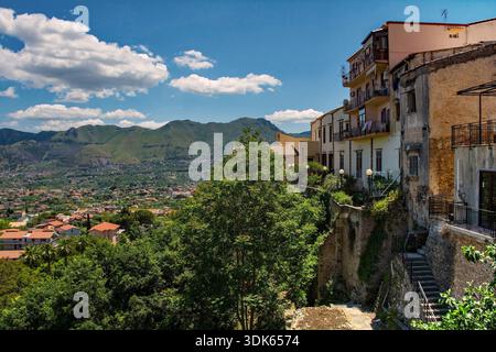 Ein Panoramablick aus der Altstadt von Ciambra von Monreale in Sizilien, Italien, mit Blick auf die Ebene von Conca d'Oro. Frühsommer. Üppig grüne landwirtschaftliche Flächen Stockfoto